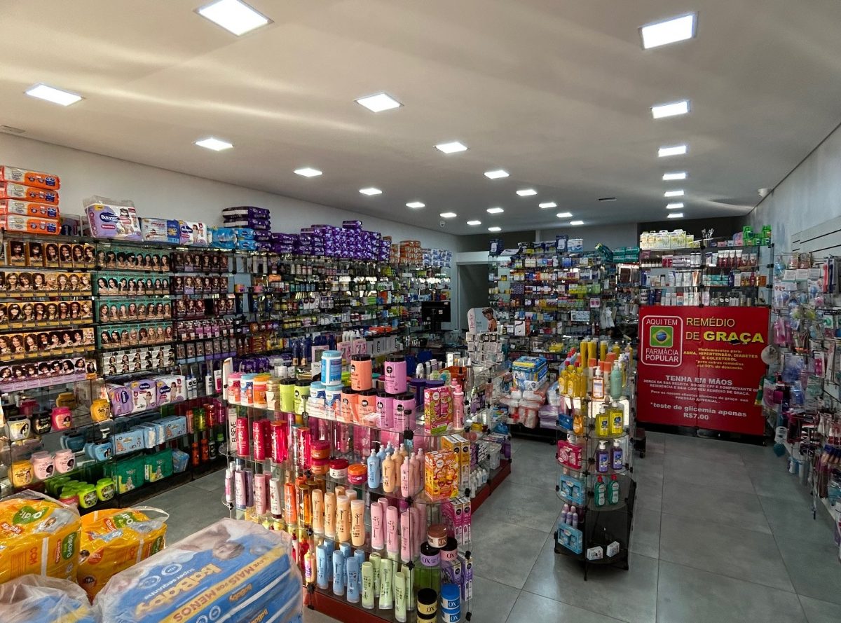 Corredores com produtos de saúde e beleza na Drogaria Popular